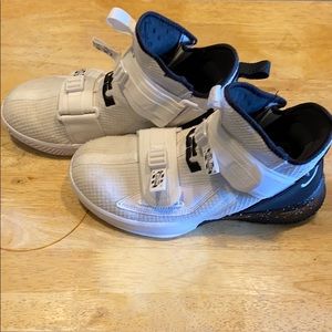 Nike Lebron James 2019 Basketball Shoes M sz 8